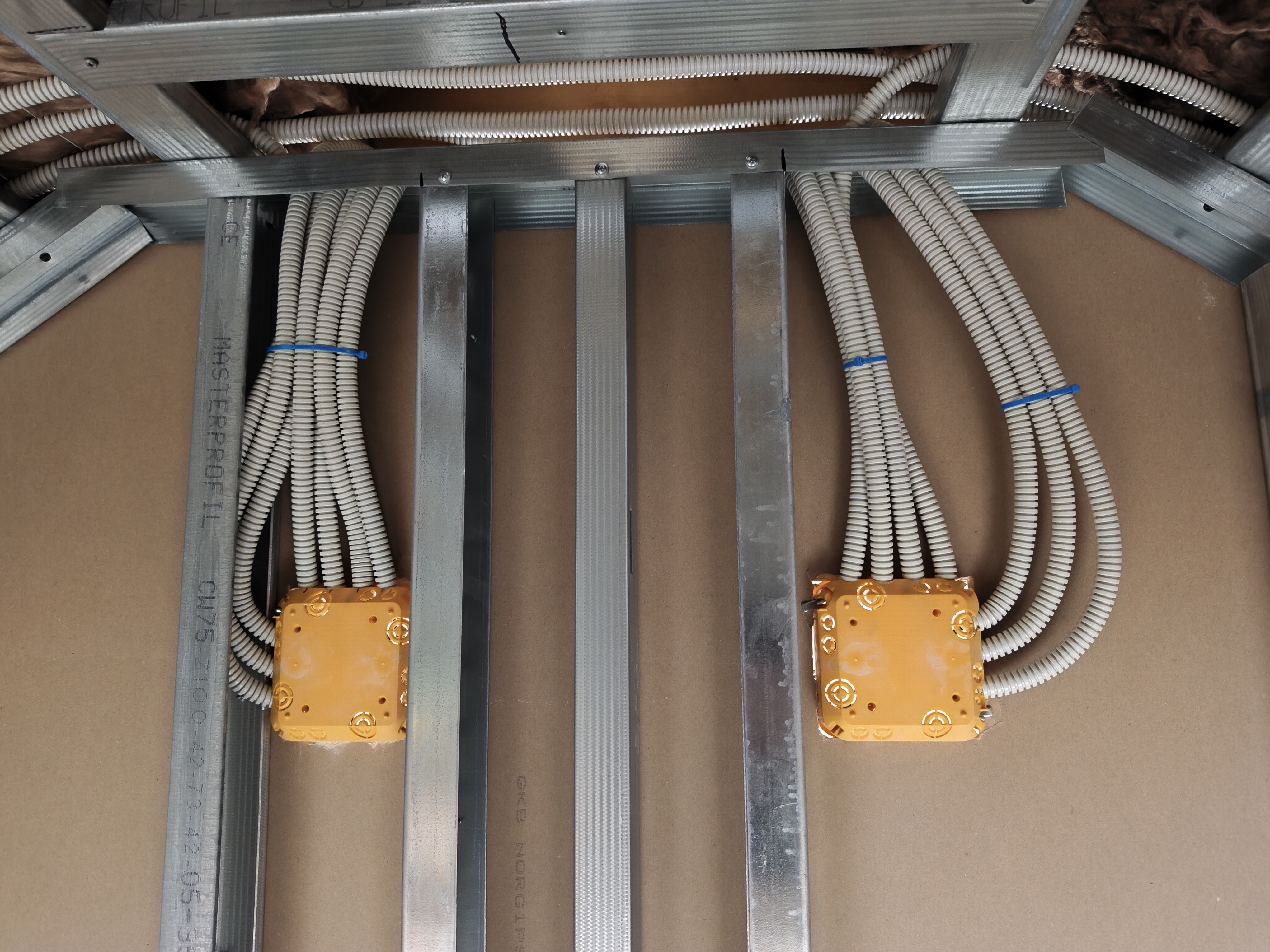 Vezetékezés födém felett