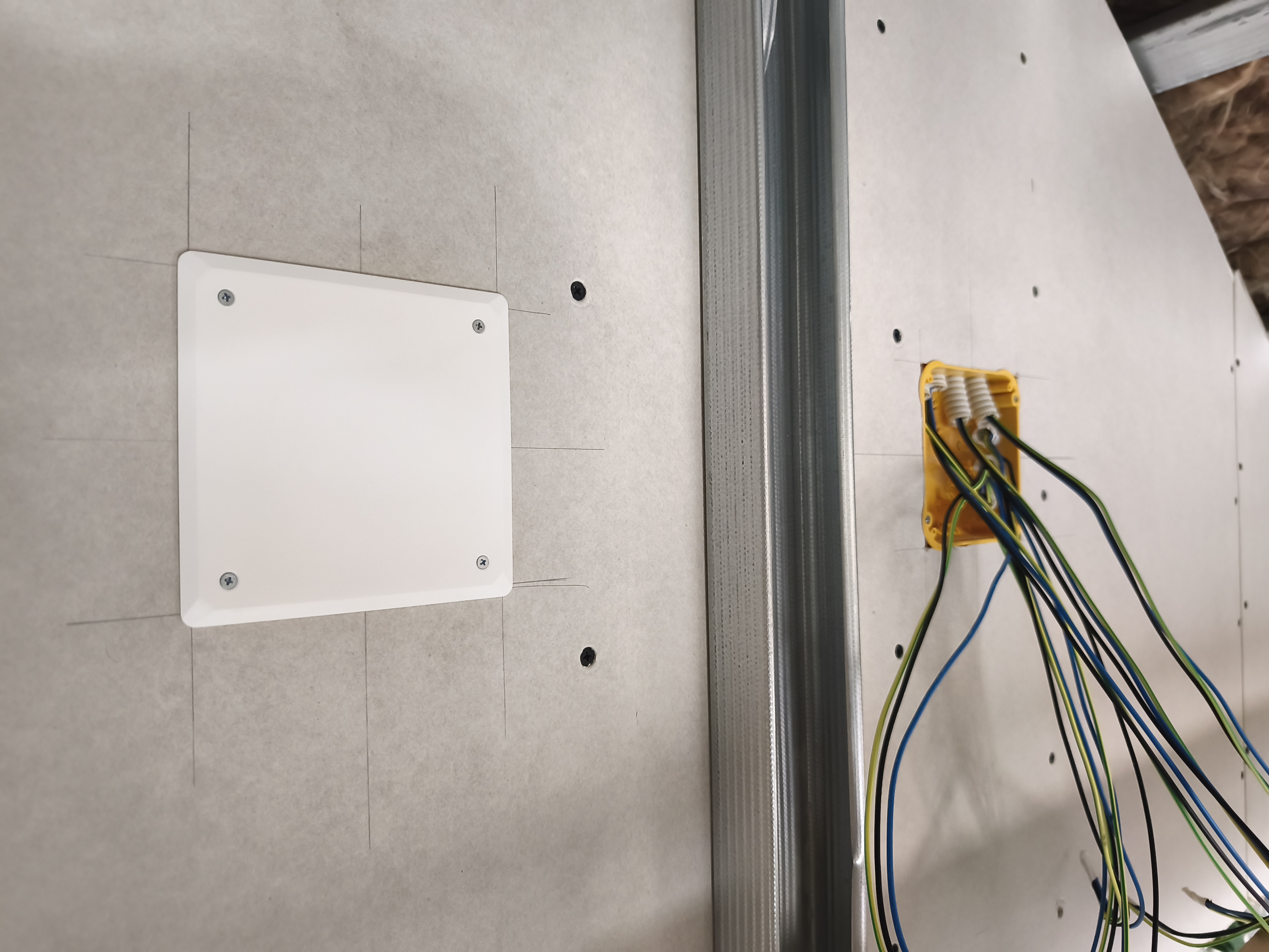 Villanyszerelés gipszkarton falban