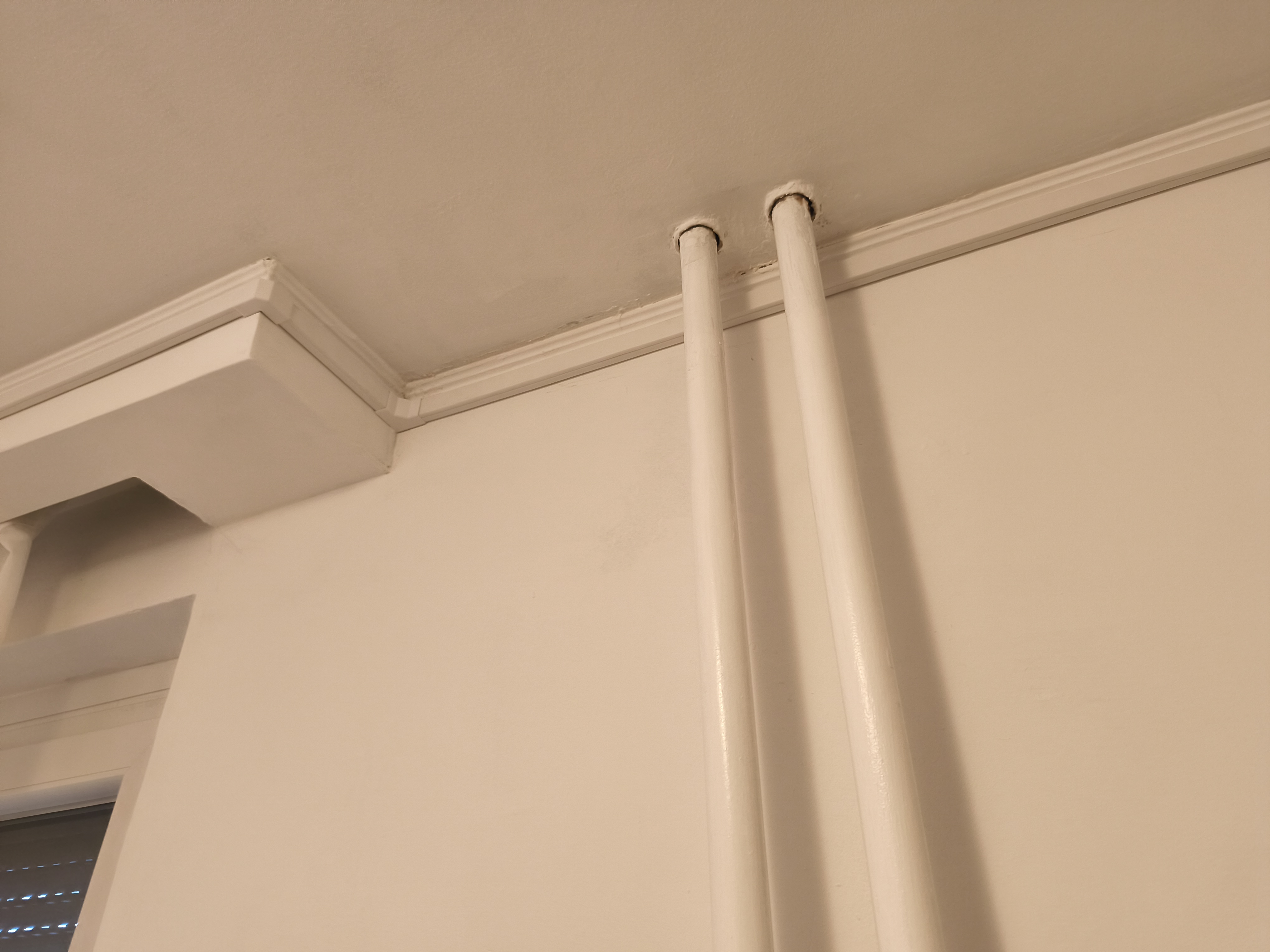 Csövek elvezetése gipszkartonnal